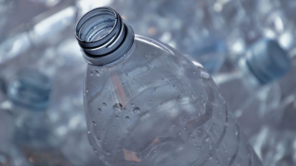 Oddanie butelek do sklepu, nie będzie wymagało okazania paragonu. Nowe przepisy wejdą w życie w 2025 r.