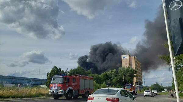 Tragiczny pożar z substancjami niebezpiecznymi w Zielonej Górze: mieszkańcy ostrzeżeni o niebezpieczeństwie