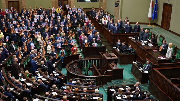 Sondaż wyborczy: Najnowsze notowania premiują PiS. 100 proc. wsparcie zwolenników ugrupowania