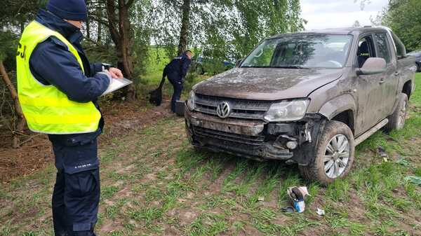 Pościg na Mazowszu: Policjanci oddali kilkanaście strzałów, ranny kierowca samochodu