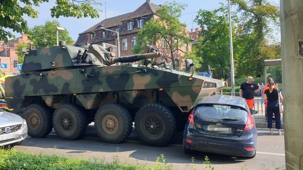 Nietypowe zdarzenie we Wrocławiu. Takiego wypadku drogowego w tym mieście jeszcze nie było. Niestety w wyniku wypadku ucierpiała kobieta kierująca autem osobowym