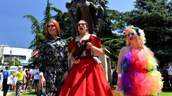 Marka North Face sponsorem letnich obozów, na których dzieci zachęca się do odgrywania ról drag-queen