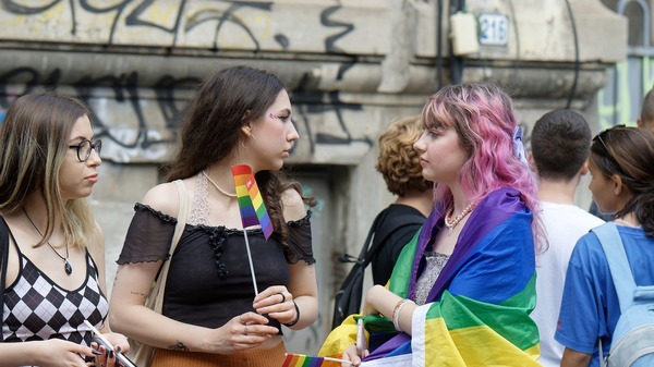 Amerykańskie szkoły publiczne demoralizują nastoletnie dzieci. Oferują blokery dojrzewania oraz tranzycję. Zaniepokojeni rodzice zaprotestowali