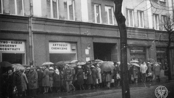 42 lata temu w PRL wprowadzono kartki na mydło i proszki do prania – realia nędzy robotników w PRL