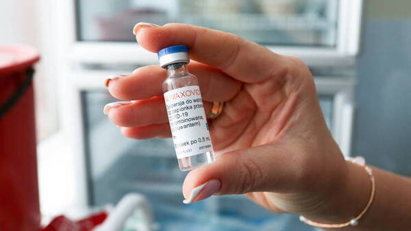 Naukowcy: Możliwy jest związek między szczepionkami na COVID-19 a nadmierną śmiertelnością