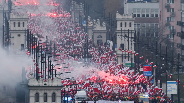 Marsz Niepodległości w Warszawie pod hasłem "Jeszcze Polska nie zginęła"