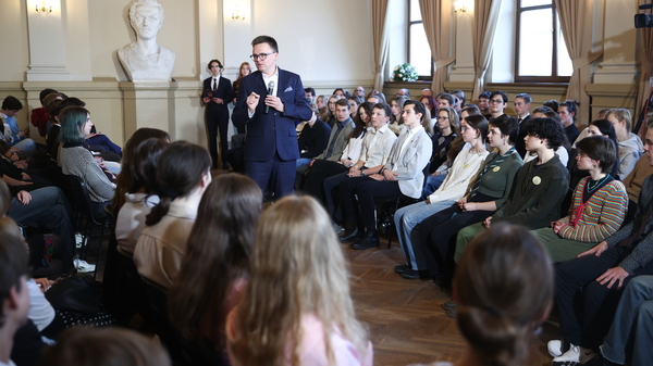 Nowy rząd wprowadzi zmiany w prawie wyborczym? Do tego będzie potrzebna zmiana Konstytucji. Hołownia: "Trzeba obniżyć wiek wyborczy w Polsce"