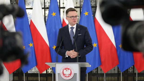 W Sejmie odbędzie się ekumeniczne łamanie opłatkiem? Hołownia chce otworzyć parlament na potrzebujących. "Mam nadzieję, że uda się zrobić Wigilię dla osób w potrzebie"