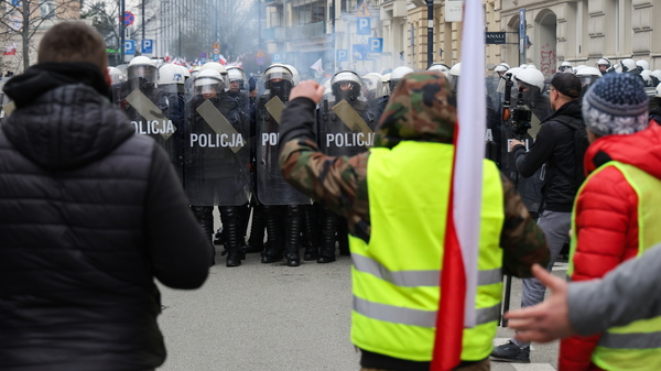 Gorąco pod Sejmem. Policja rozwiązała protest myśliwych. W ruch poleciały kamienie i race [WIDEO]
