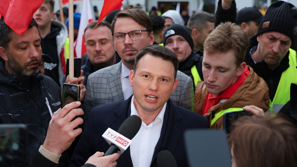 Bitwa policji z rolnikami pod Sejmem! Agenci sprowokowali zamieszki? Poseł Konfederacji ucierpiał broniąc rolników