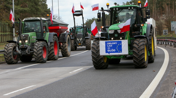 Poznań: Rolnicy wyrzucili obornik przy Urzędzie Wojewódzkim. Lemański: "Został wyrzucony obornik w ramach podziękowania dla pani wojewody"