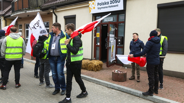 Rolnicy w całej Polsce protestują przed biurami poselskimi. Gnojowica nie ominęła również biura Szymona Hołowni. "Politycy nie chcą rozwiązać problemów"