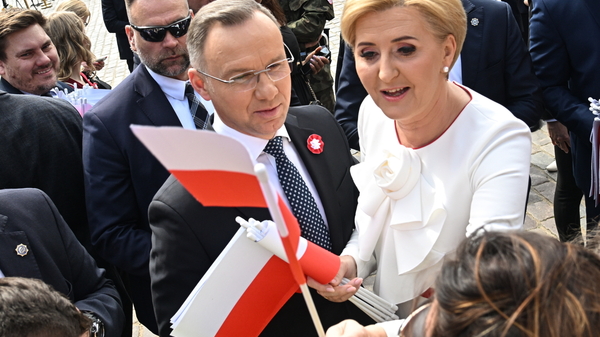 Dzień Flagi Rzeczypospolitej Polski. Prezydent wziął udział w uroczystych obchodach na Zamku Królewskim. Duda: "Wszyscy zgromadźmy się przy Biało–Czerwonej"