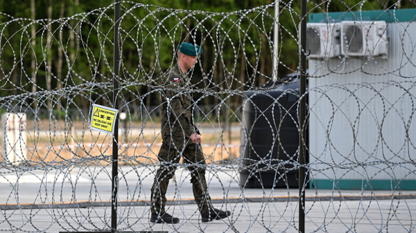 Czy wojsko powinno używać broni wobec imigrantów? Jest wynik najnowszego sondażu. Polacy chcą czuć się bezpiecznie we własnym kraju