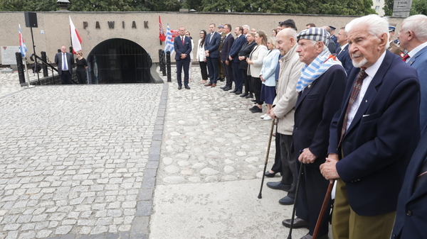 Narodowy Dzień Pamięci Ofiar Niemieckich Nazistowskich Obozów Koncentracyjnych i Obozów Zagłady. Główne uroczystości odbędą się w Oświęcimiu i Harmężach