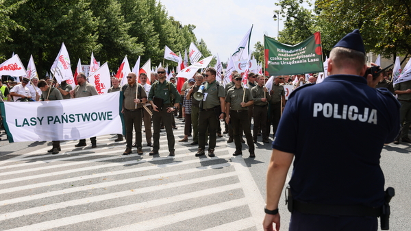 Protest leśników w Warszawie. Związkowcy domagają się ze strony rządu konkretnych działań. "Natychmiastowa dymisja Hennig-Kloski"