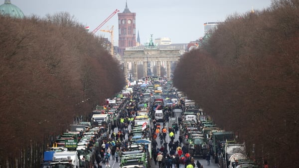 Wielki protest w Berlinie. Tysiące ciągników i rolników pod Bramą Brandenburską. Zjawiła się również polska delegacja