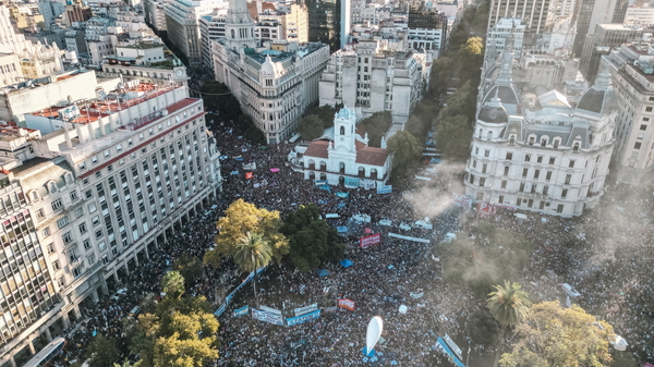 Ogromny marsz w stolicy Argentyny. Pierwszy taki od zaprzysiężenia Prezydenta Javiera Milei. Uczestnicy nie chcą prywatyzacji szkolnictwa