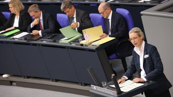 Szokujące nagranie z Mannheim! Heinrich Koch został zaatakowany nożem. Polityk AfD próbował złapać przestępcę [+WIDEO]