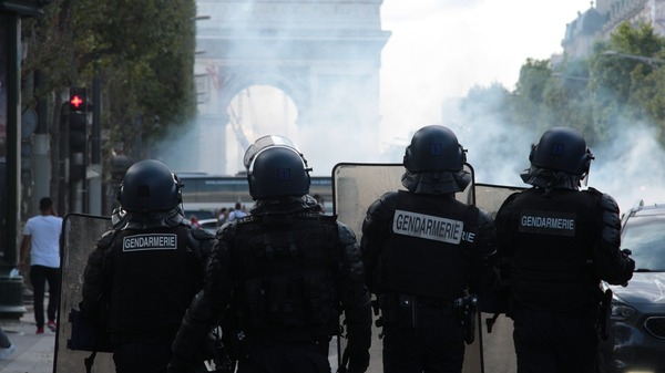 Francja. Mężczyzna zaatakował żandarma samurajskim mieczem. Padły strzały