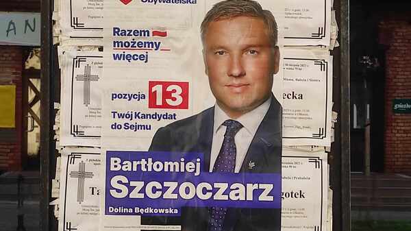 Totalna kampania. Plakat wyborczy na tablicy nekrologów