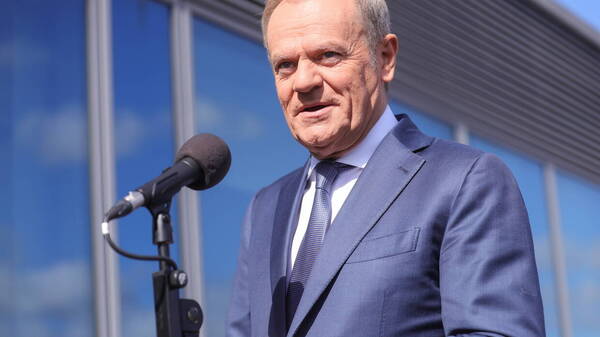 Tusk komentuje wybory we Francji. "Wystarczająco, żeby być szczęśliwym w Warszawie"