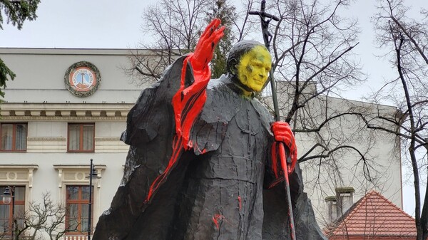 Zatrzymano podejrzanego o dewastację pomnika Jana Pawła II. To aktywista LGBT