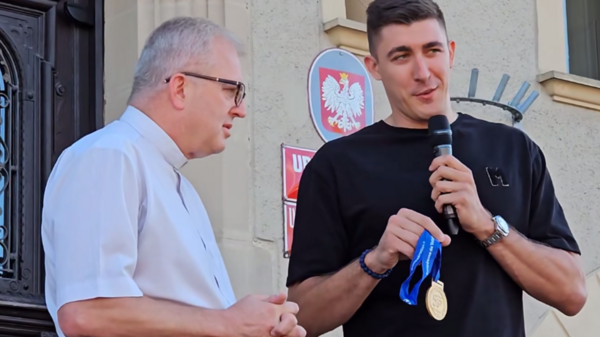 Mistrz Europy nie wstydzi się swojej wiary. Siatkarz przekazał swój medal bazylice w Krotoszynie. "On będzie miał od dziś swoje miejsce w bazylice"