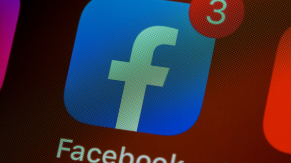 Facebook usuwa wpisy lokalnych mediów. Specjaliści wskazują na dwie przyczyny tego problemu: algorytmy i europejskie regulacje prawne
