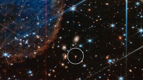 Kosmiczny znak zapytania na zdjęciu z teleskopu Jamesa Webba? To nie jest wybryk naukowców. Zobacz niezwykłą fotografię, która obiegła świat [ZDJĘCIE]