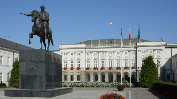 Wymowna grafika na elewacji Pałacu Prezydenckiego. Tak Andrzej Duda zareagował na haniebną decyzję Muzeum II Wojny Światowej w Gdańsku