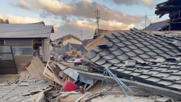 Silne trzęsieni ziemii w Japonii. Służby ostrzegają przed 5 metrowymi falami tsunami. Elektrownie jądrowe pozostały nienaruszone