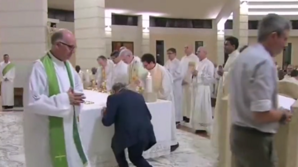 Synod biskupów w Watykanie. Proboszcz z Koziegłów wykrył profanację Najświętszego Sakramentu. " Zostało złamane prawo kanoniczne" [WIDEO]