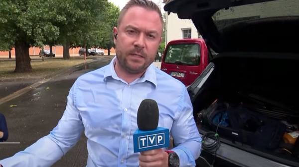 Imigranci atakują dziennikarzy. Reporter TVP został napadnięty w Paryżu. "Nagle pojawiło się dwóch zamaskowanych mężczyzn na skuterze"