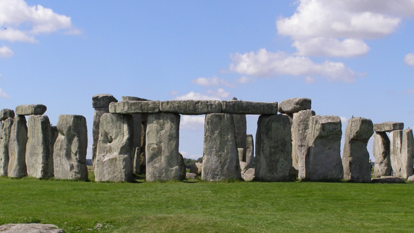 Skandaliczny akt ekoterroryzmu. Klimatyści opryskali farbą kamienie Stonehenge! Premier Sunak: "To haniebny akt wandalizmu"