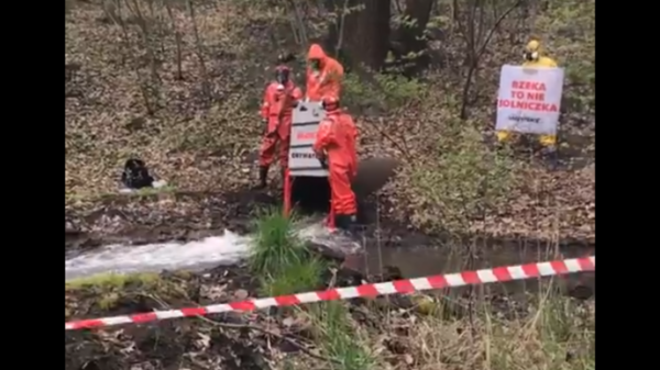 Greenpeace zablokowało odpływ kolektora wód kopalnianych Halemby do Odry. Jest mocne oświadczenie PGG na bezprawne działania ekoterrorystów