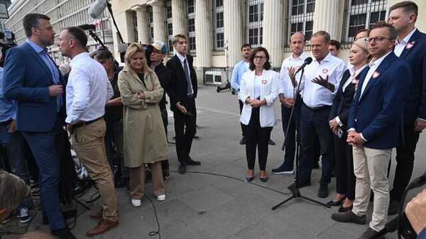 Rachoń przerwał konferencję Tuska.  Doszło do przepychanek