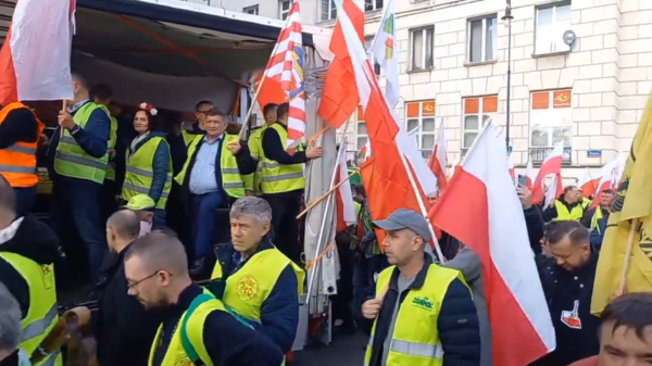 Na propozycję Hołowni rolnicy zareagowali śmiechem i buczeniem. "Rozmowa bez żadnych konkretów"