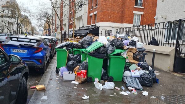 Tysiące ton śmieci gromadzą się na ulicach Paryża podczas strajku emerytalnego