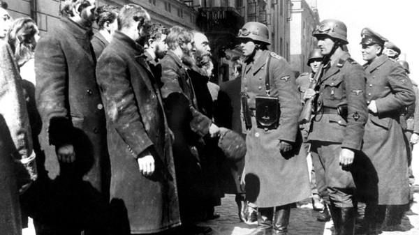 80. rocznica Powstania w Getcie Warszawskim. Żydzi stawili opór przeciwko niemieckim okupantom. "Chcemy rzucić społeczeństwu nasze hasło: Zbudź się i walcz!"