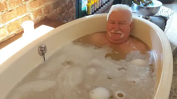 Wałęsa odbył kąpiel w wannie z… piwem. Sławomir Cenckiewicz: Tak trzeba żyć!