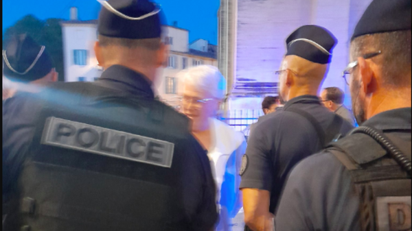 Francja: Policjanci ostrzelani kulami ołowianymi, MSW mobilizuje siły