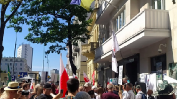 Demonstracja ruchu Antywojennego przed Ambasadą Ukrainy w Warszawie