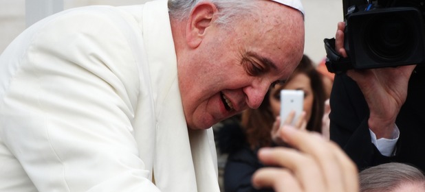 Papież Franciszek trafił do szpitala. Niepokojące informacje o jego stanie