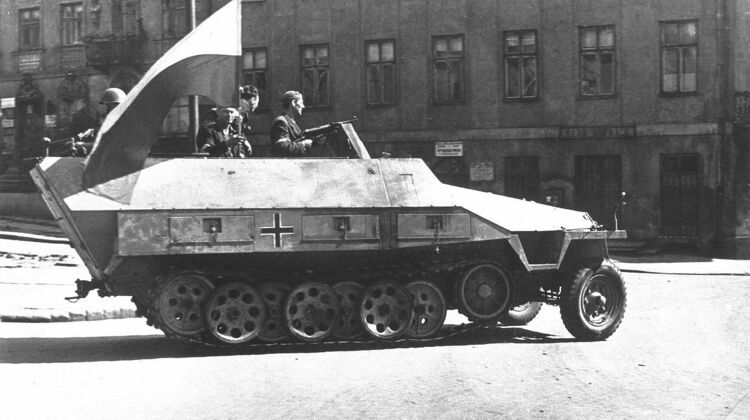 "Szary Wilk" - niemiecki transporter Sd.Kfz.251, zdobyty przez powstańców warszawskich