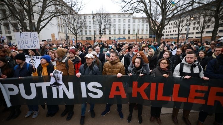 Protest przed ambasadą Rosji w Berlinie po śmierci Nawalnego