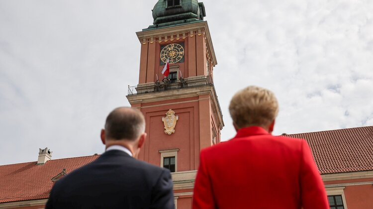 Podniesienie polskiej flagi na Zamku Królewskim