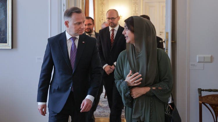 Prezydent Andrzej Duda z przedstawicielką arabskiej firmy