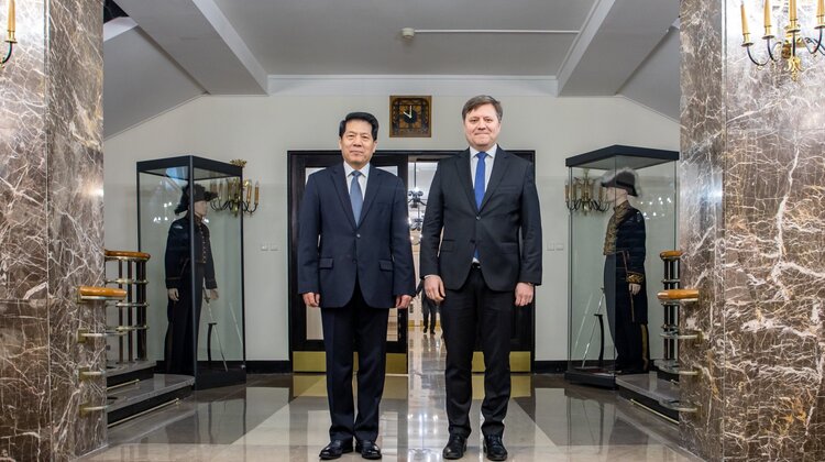 Chiński ambasador Li Hui i wiceminister spraw zagranicznych Wojciech Gerwel