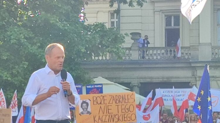 Donald Tusk i oburzujący transparent